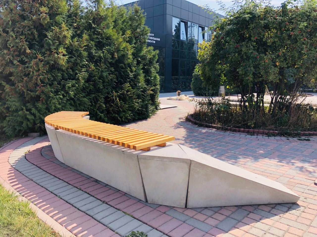 Ковальська розпочала виготовлення лавок з архітектурного бетону