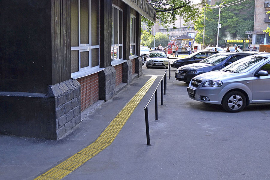 Тактильна плитка Авеню стає важливим елементом соціальної інфраструктури українських міст